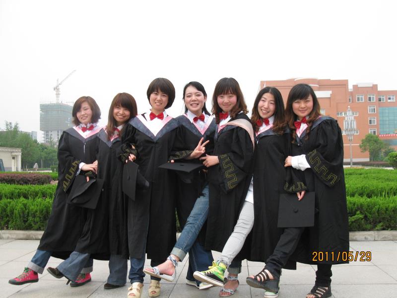 毕业了(右一为樊婧)
