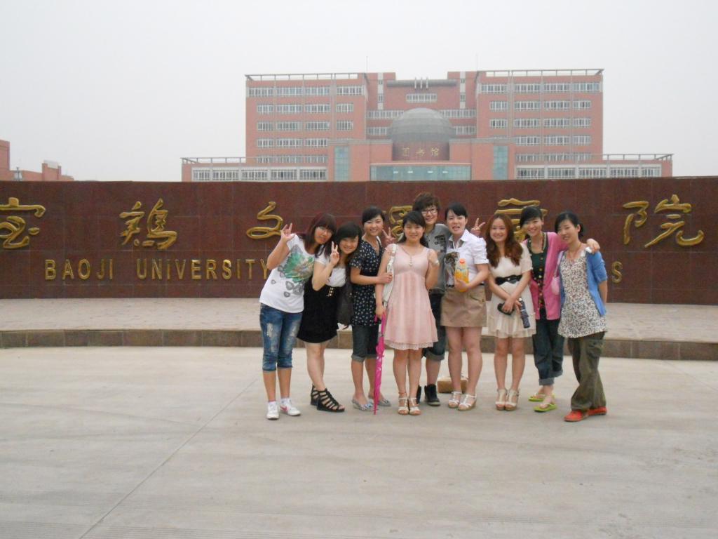 和同学们在一起(左二为樊婧)