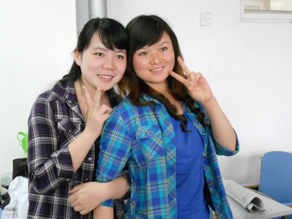 同学刘晓爽和樊婧在一起