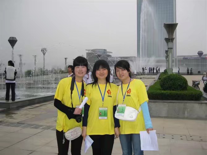 在校期间最美志愿者(中为樊婧)