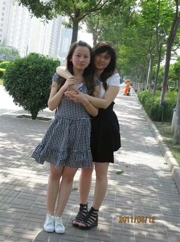 2008级新闻专业杨莞和樊婧姐姐(右一)在一起