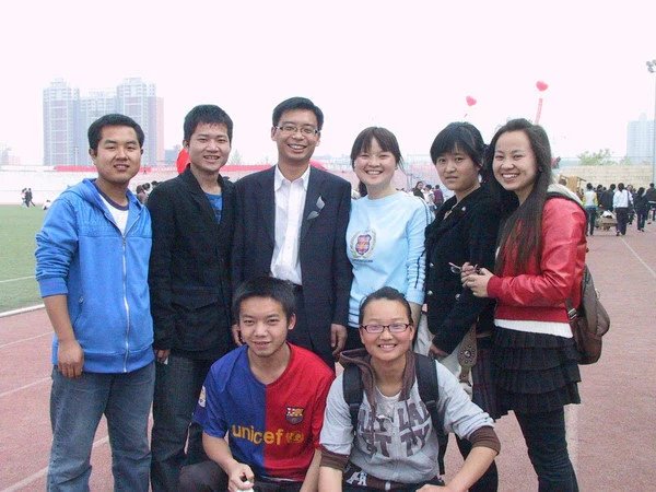 樊婧(后排右三)和时任系党总支秘书、团总支书记党建波老师在一起